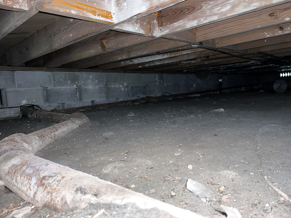 crawl space that needs insulation to keep the house warm and cool